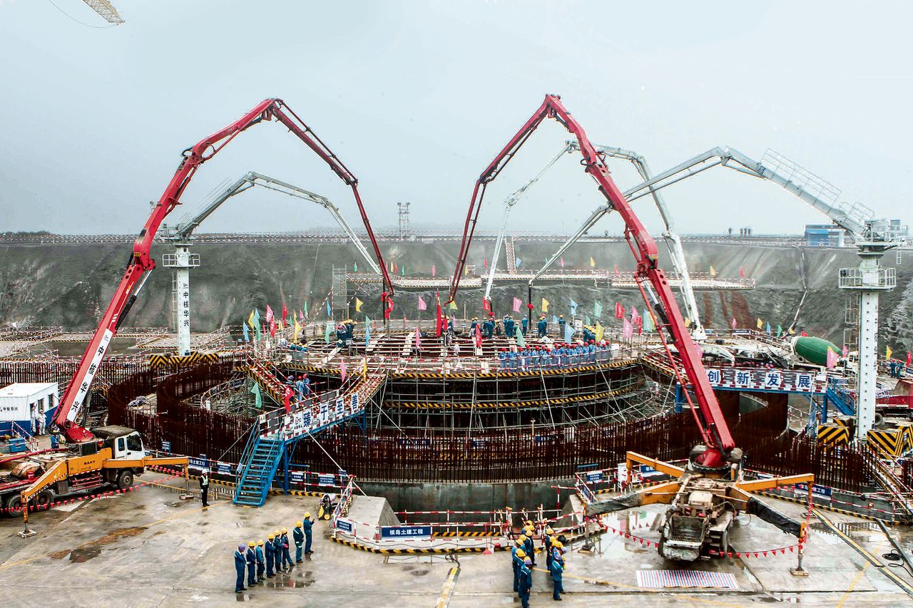 Een kerncentrale in aanbouw in Fangchenggang in het zuidwesten van China. China bouwt twintig nieuwe centrales en er zijn plannen voor nog 56 centrales.