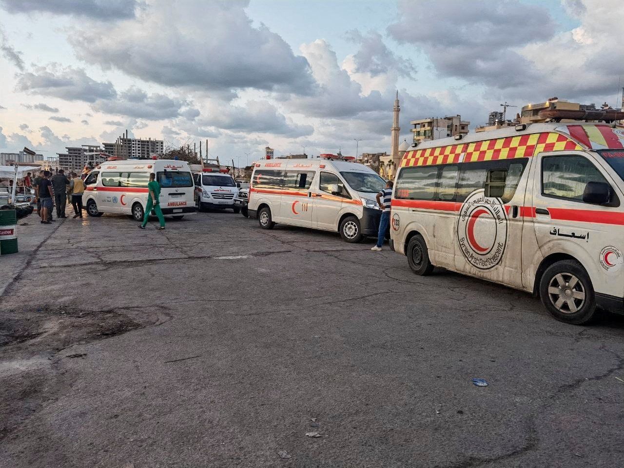 Ambulances bij de haven van het Syrische Tartus om opvarenden te helpen.
