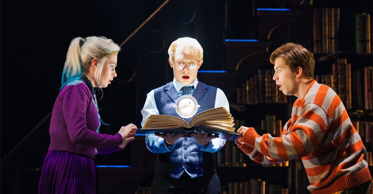 Harry Potter op het toneel maakt grote indruk met spektakelstuk dat de magische wereld eer aandoet
