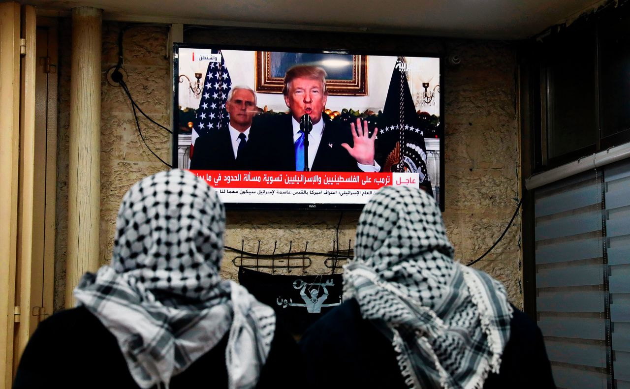 Twee Palestijnse mannen bekijken de toespraak van Trump in een Jeruzalems café.