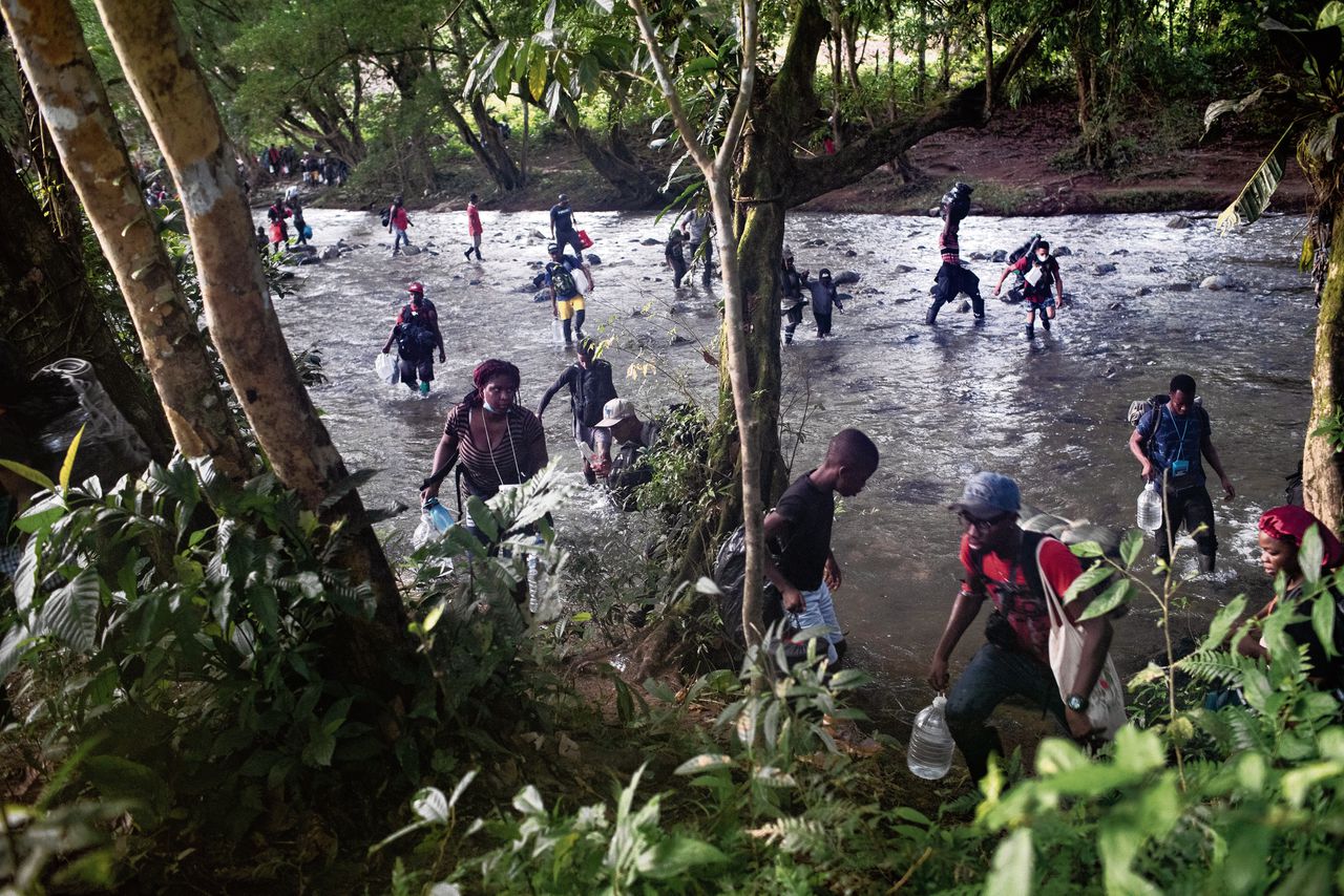 Haïtianen op weg naar de VS trekken tussen Colombia en Panama door de beruchte, moerassige Darién-kloof.