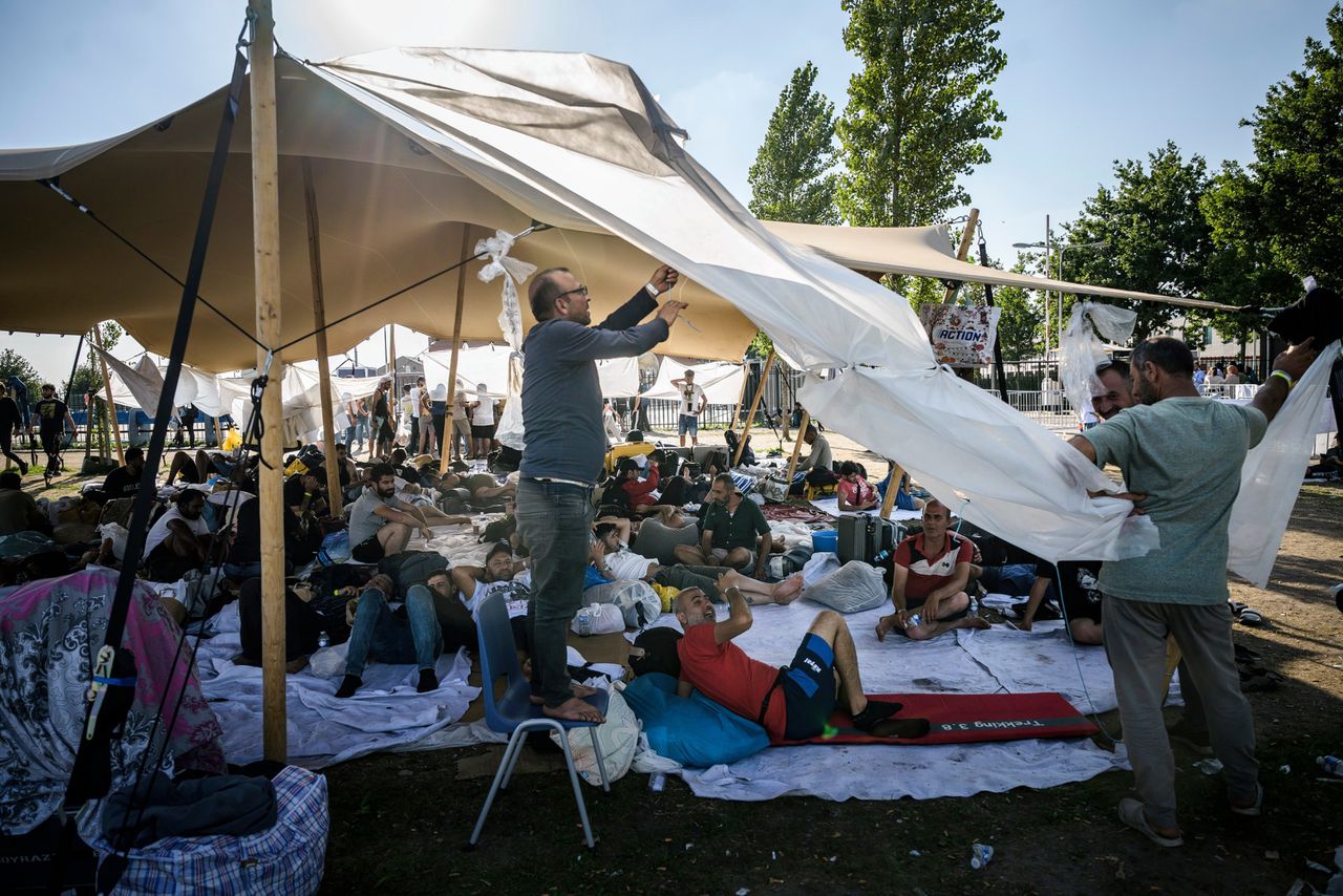 Afgelopen zomer sliepen honderden asielzoekers in de buitenlucht bij het aanmeldcentrum Ter Apel.