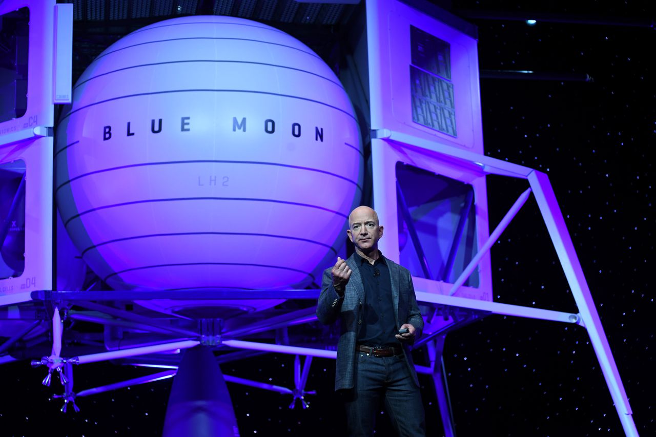 Jeff Bezos voor zijn maanlander Blue Moon.