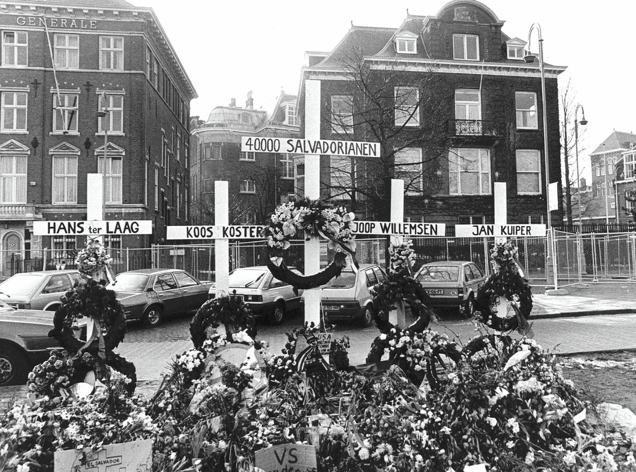 In 1982 zijn kruisen neergezet bij de Amerikaanse ambassade in Amsterdam nabij het Museumplein om de televisieploeg van de IKON die in San Salvador is vermoord te gedenken.