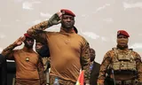 Ibrahim Traoré (midden) salueert op een bijeenkomst van Sahel-staten in Niger, 6 juli 2024.