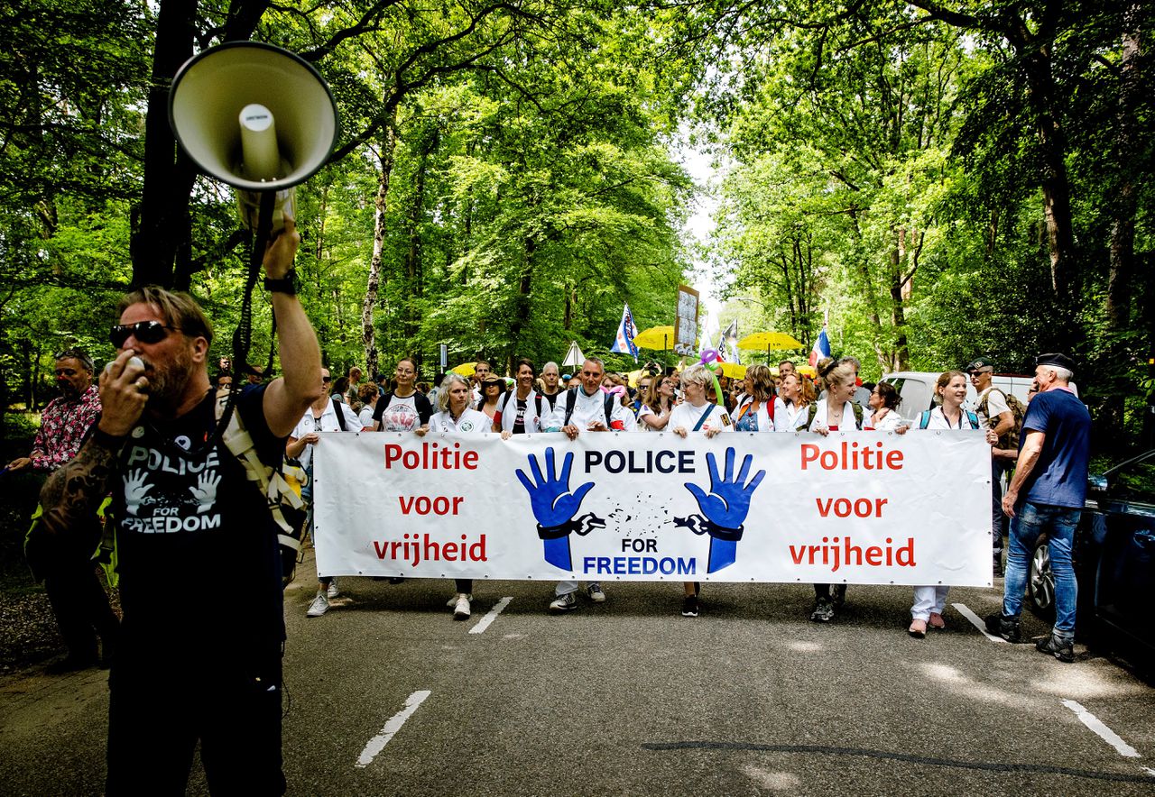 Demonstranten tijdens de mars voor de menselijke verbinding, georganiseerd door de beweging Police For Freedom Nederland.