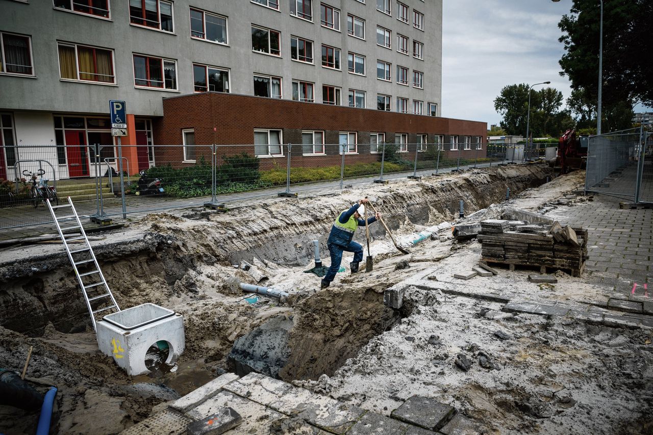Enkele straten in Paddepoel liggen al open. De buizen die er de grond in gaan, zijn voor het net van WarmteStad, van de gemeente en het waterbedrijf Groningen.