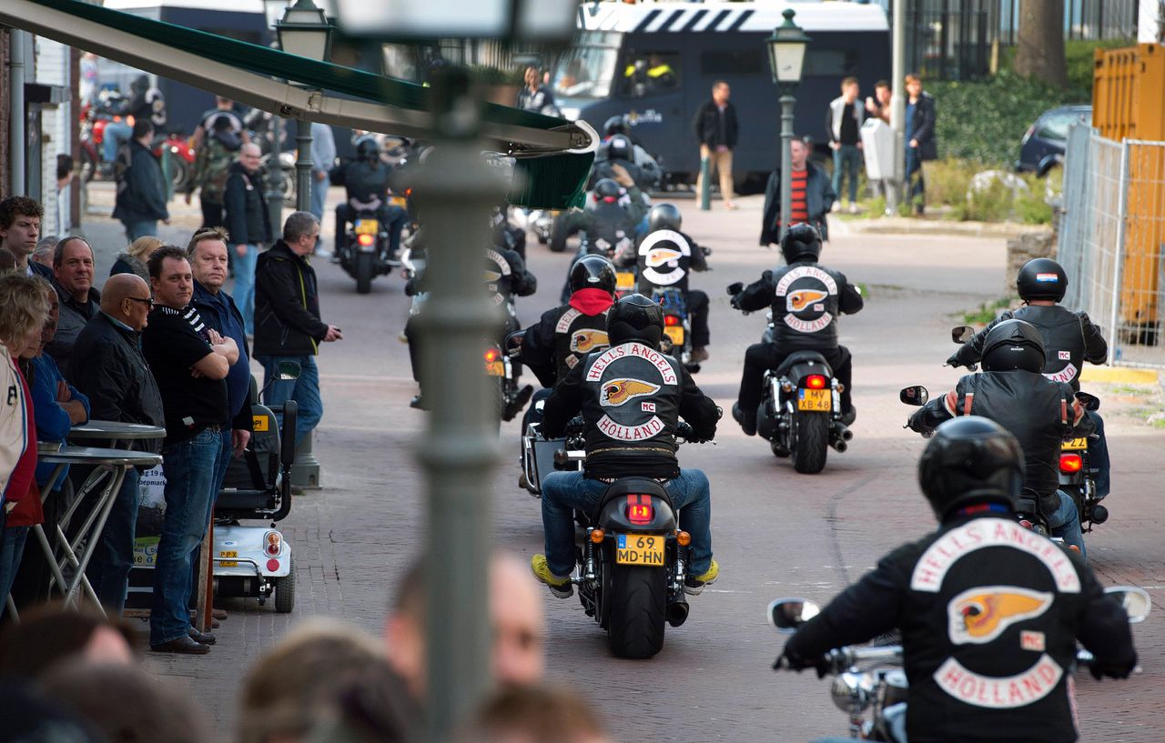 Leden van motorclub Hells Angels rijden in het centrum van Sittard. Vorig jaar werd de club per direct verboden en ontbonden.