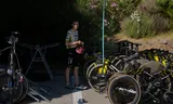 Jonas Vingegaard kort voor een trainingsrit in  Castelldefels bij Barcelona op 2 juli 