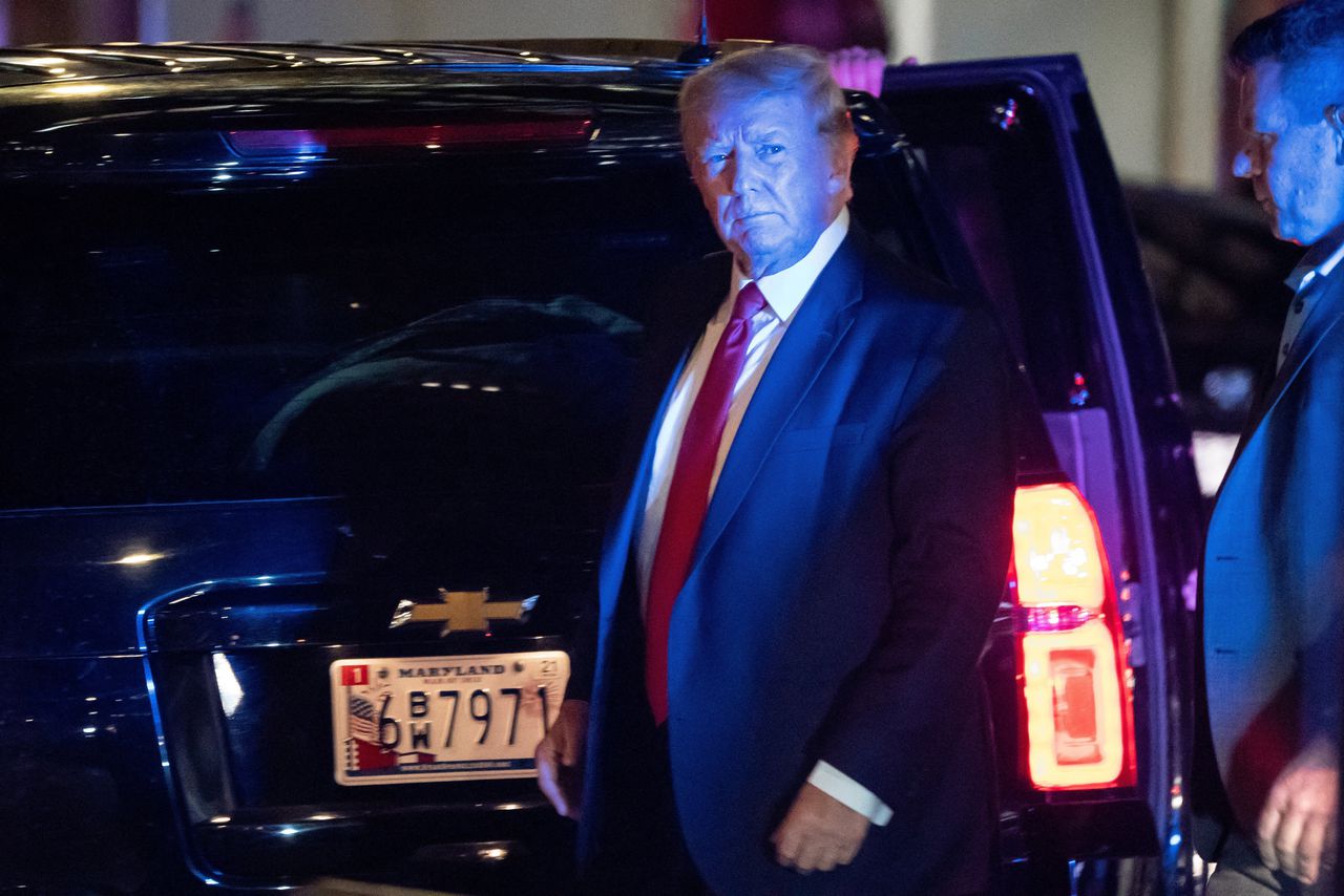 Donald Trump komt aan bij de Trump Tower in New York, een dag nadat de FBI zijn huis in Mar-a-Lago binnenviel.
