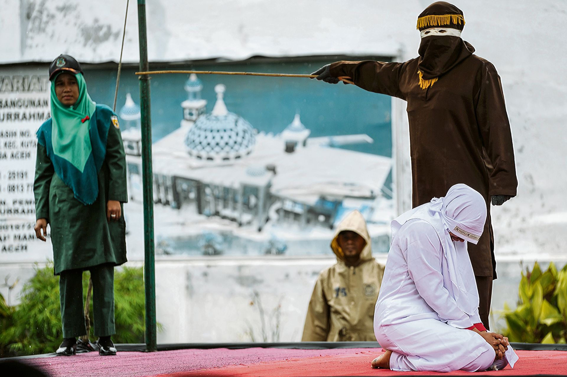 наказание мусульманка. шариатский суд афганистан. шариатская полиция саудовской аравии. наказание мусульманка. саудовская аравия шариатский суд.