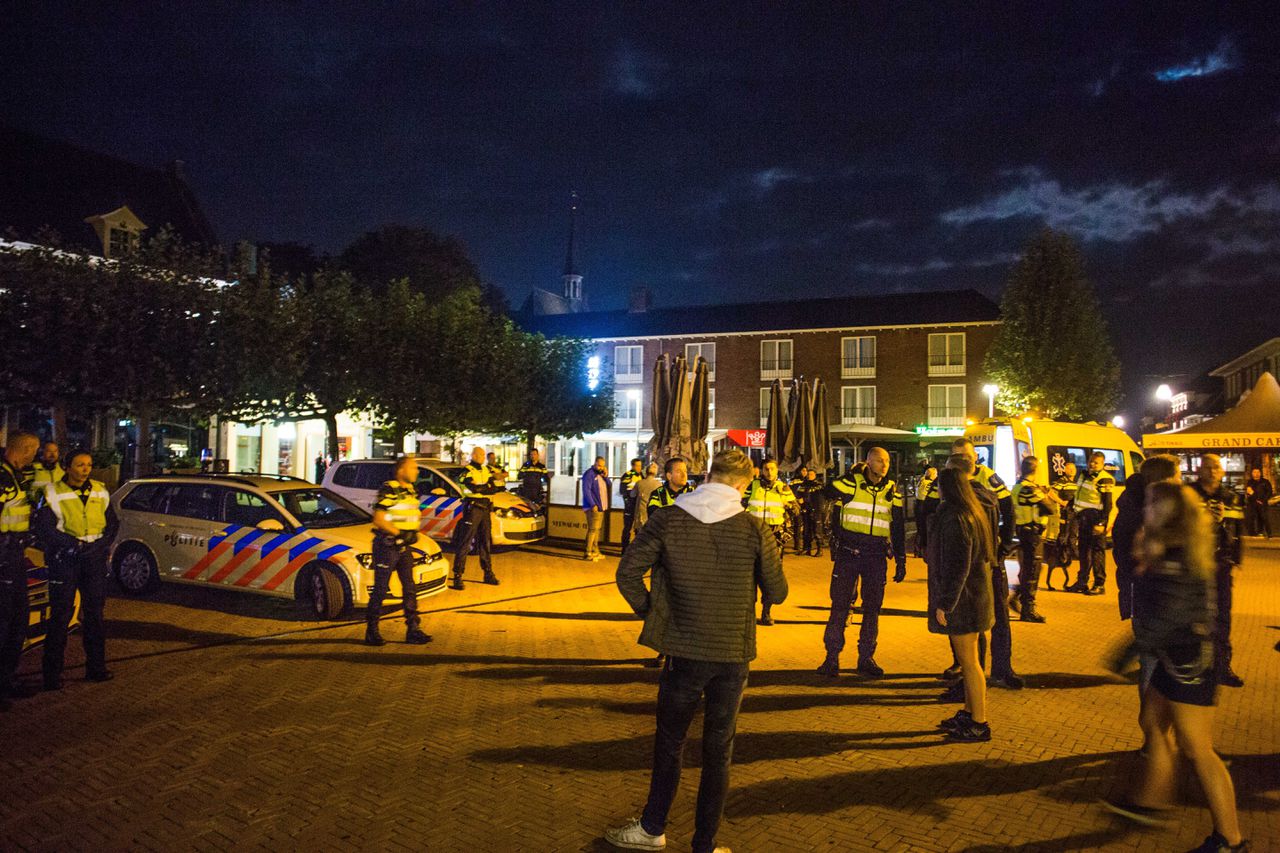 Een groep van zo'n vijftig mensen ging zaterdagnacht op de vuist met de politie in Doetinchem. Vier mannen zijn aangehouden.