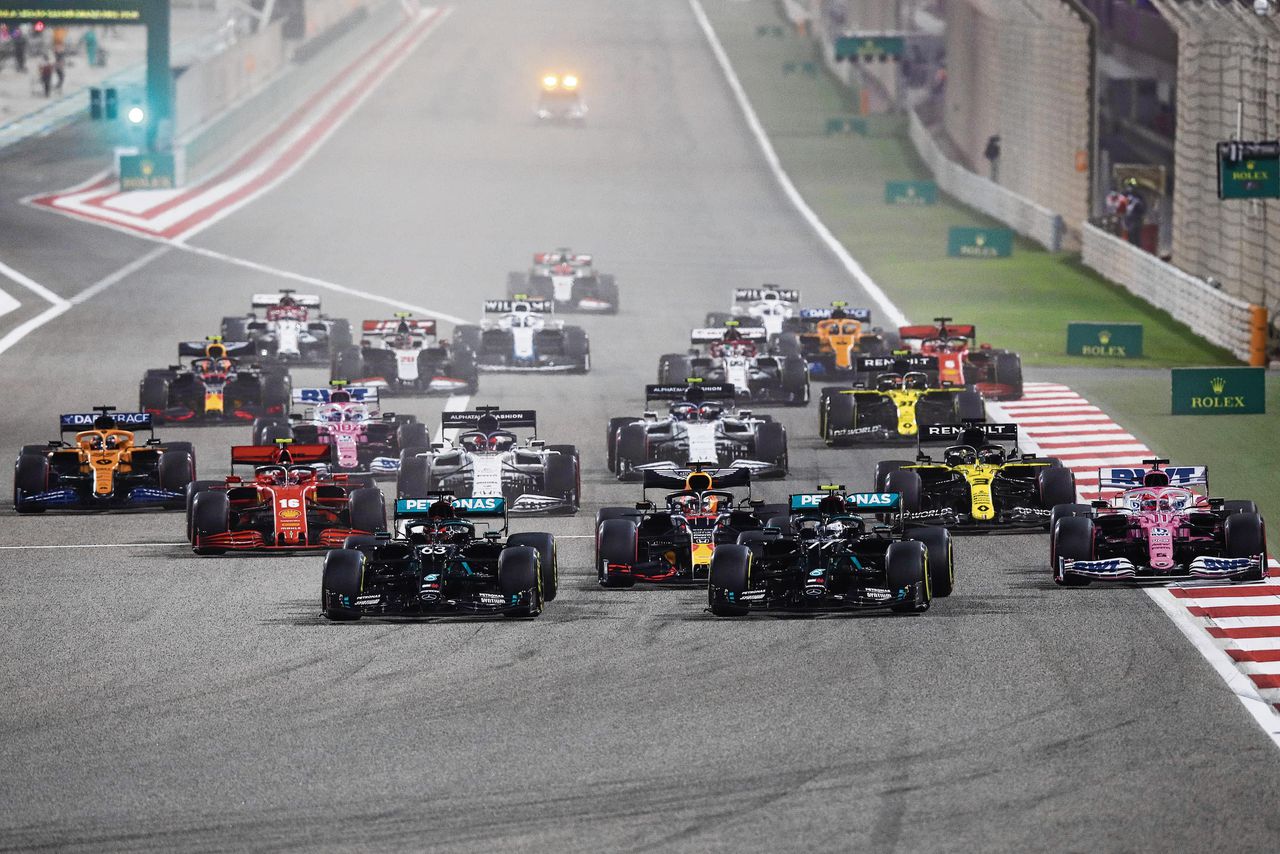George Russell (linksvoor) troeft in de zwarte Mercedes zijn teamgenoot Valtteri Bottas af, vlak na de start.