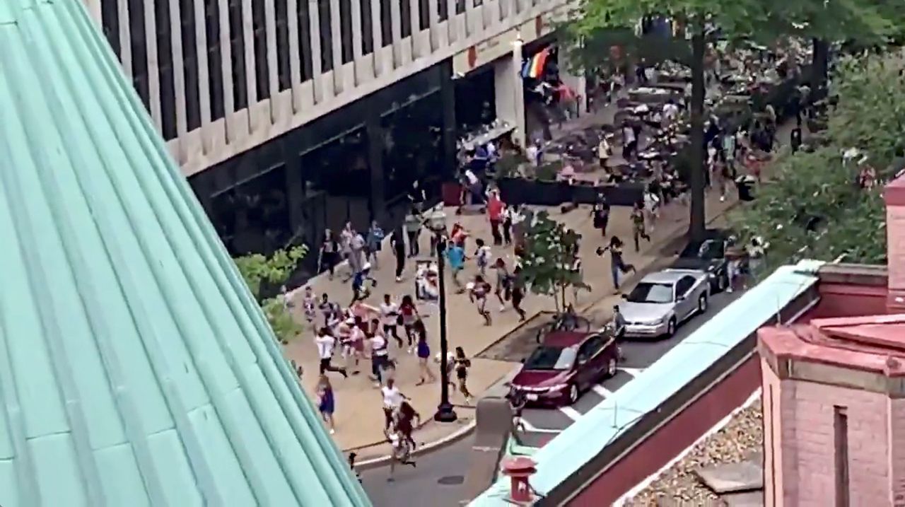 Een still van een video die een omstander maakte van de paniekuitbraak in Washington DC.