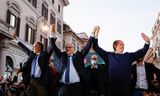 Aankomend burgemeester van Rome Roberto Gualtieri viert zijn zege maandag met partijgenoten op Piazza Sant'Apostoli in de Italiaanse hoofdstad.  