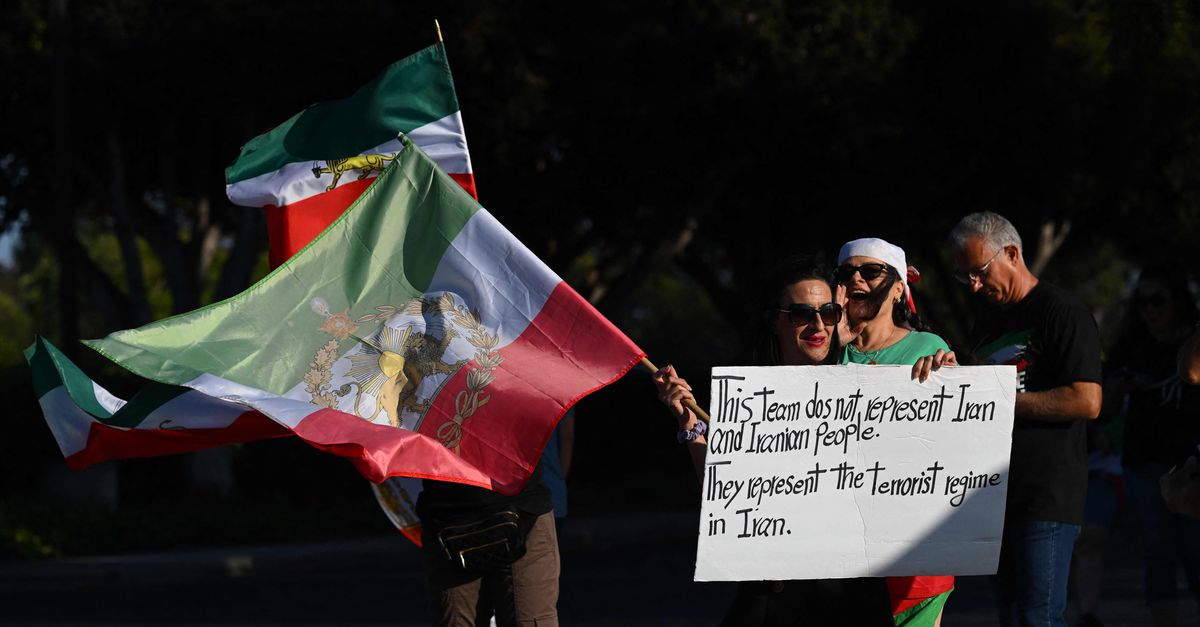 Op Amerikaanse bodem speelt Iran komende nacht eerste WK-wedstrijd. ‘Dit is niet het nationale team van Iran’, zeggen demonstranten