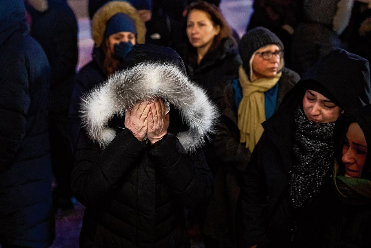 In het Canadese Edmonton, Alberta, rouwt een vrouw tijdens een wake voor de slachtoffers van de crash, onder wie 63 Canadezen.