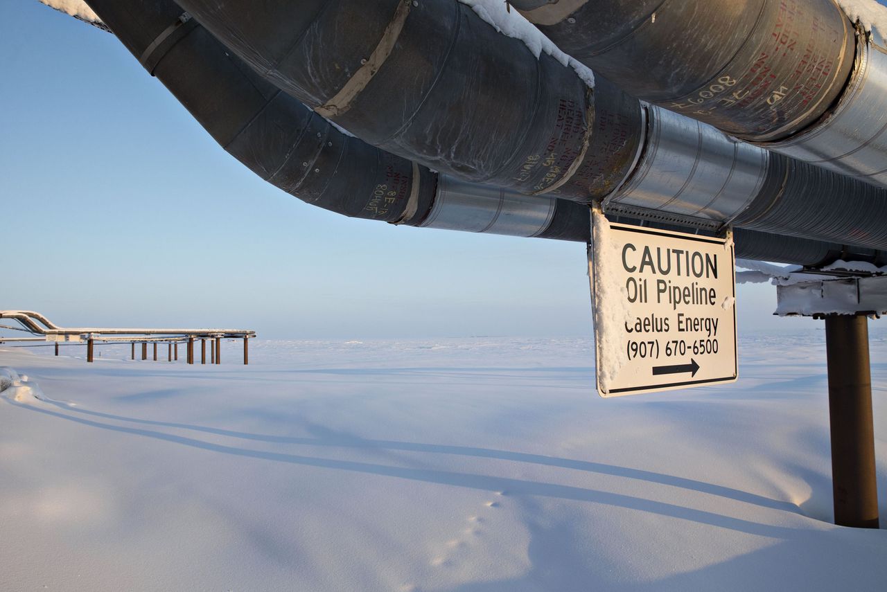 Een waarschuwingsbord hangt aan een pijpleiding in Alaska. Al decennia verdient de Amerikaanse overheid miljarden euro’s per jaar aan oliewinning in de staat.