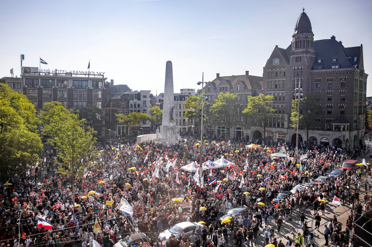 Grote drukte bij coronademonstratie op de Dam, gemeente Amsterdam roept op niet meer te komen 