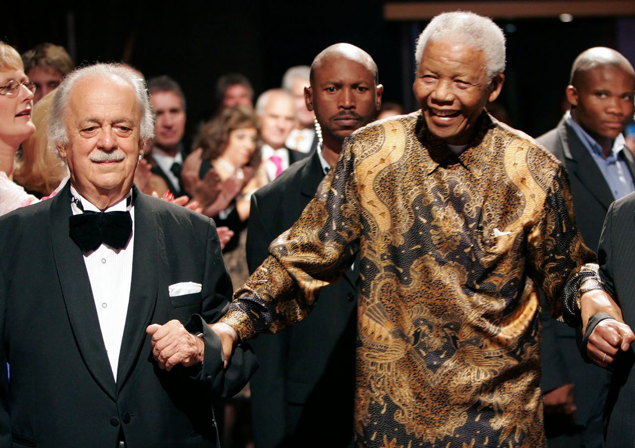 George Bizos in 2008 met zijn cliënt Nelson Mandela ter ere van de 80ste verjaardag van de advocaat.