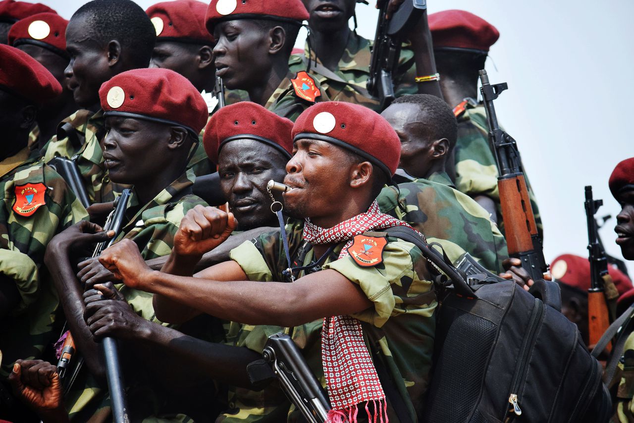 Leden van de SPLA trekken zich terug uit de hoofdstad Juba, op 18 februari.
