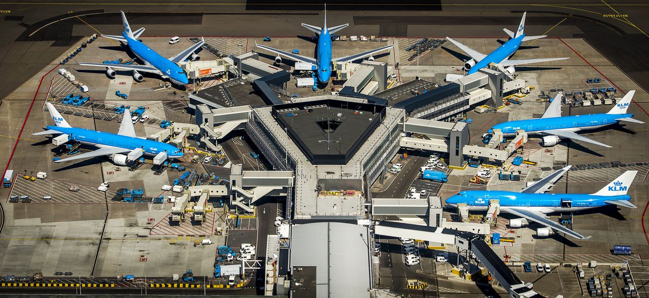 Luchtfoto van KLM-vliegtuigen op luchthaven Schiphol.