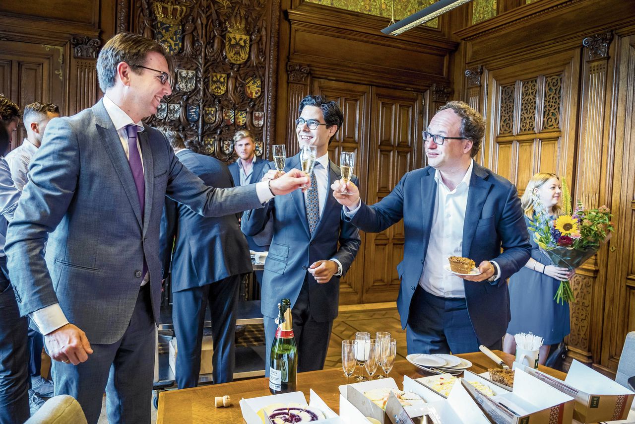 Minister Wouter Koolmees (rechts) viert het pensioenakkoord met de Tweede-Kamerfractie van zijn partij, D66. In het midden fractievoorzitter Rob Jetten, links Kamerlid Steven van Weyenberg.