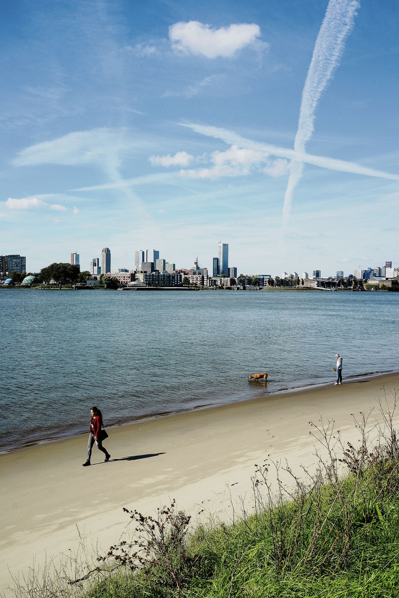 Zo luidt de strofe uit het bekende gedicht ‘Rotterdam’ van Jan Prins. Op dit gedicht is Het Nieuwe Maas Parcours geïnspireerd, een nieuwe, 28 kilometer lange wandelroute langs de rivier. Foto's Rien Zilvold