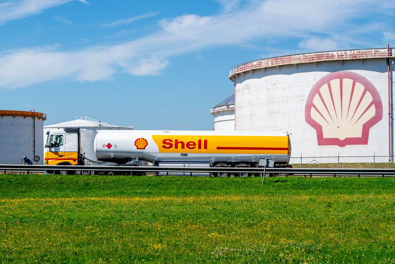Exterieur van het terrein van Shell Pernis. Het olie- en gasbedrijf verhuist van Nederland naar het Verenigd Koninkrijk.