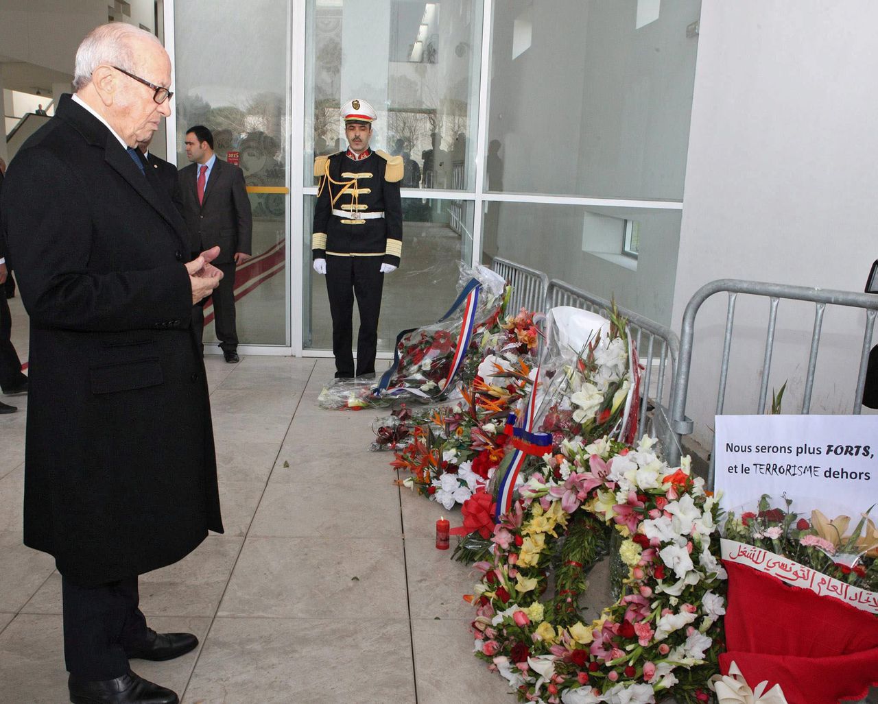 De Tunesische president Beji Caid Essebsi legt een bloemenkrans bij het Bardomuseum in Tunis ter nagedachtenis aan de slachtoffers van de aanslag van afgelopen woensdag.