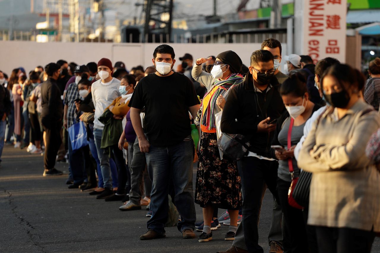 Mensen staan in de rij voor een coronatest in El Salvador. Ook in Midden-Amerikazorgt Omikron voor een razendsnelle toename van besmettingen