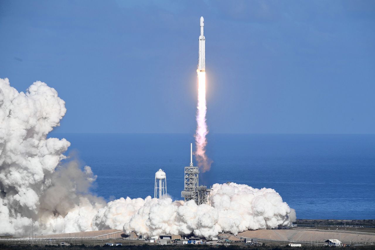 De Falcon Heavy stijgt op bij het Kennedy Space Center in Florida.
