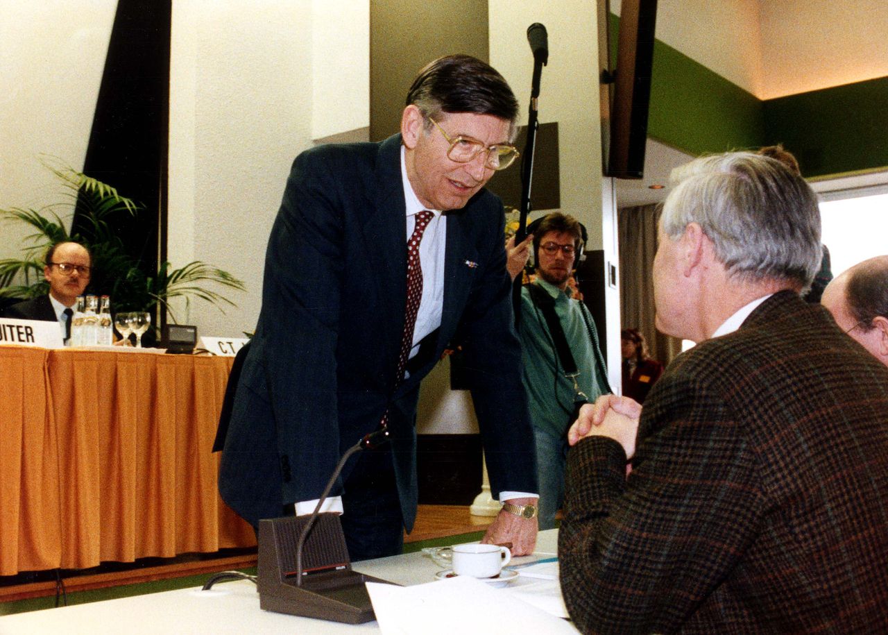 Van Wachem (midden) bij de presentatie van de jaarcijfers van Shell in 1991.