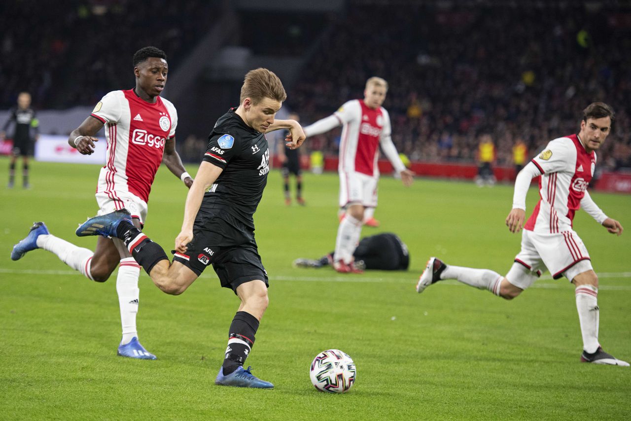 Jonas Svensson van AZ in actie tegen Ajax.