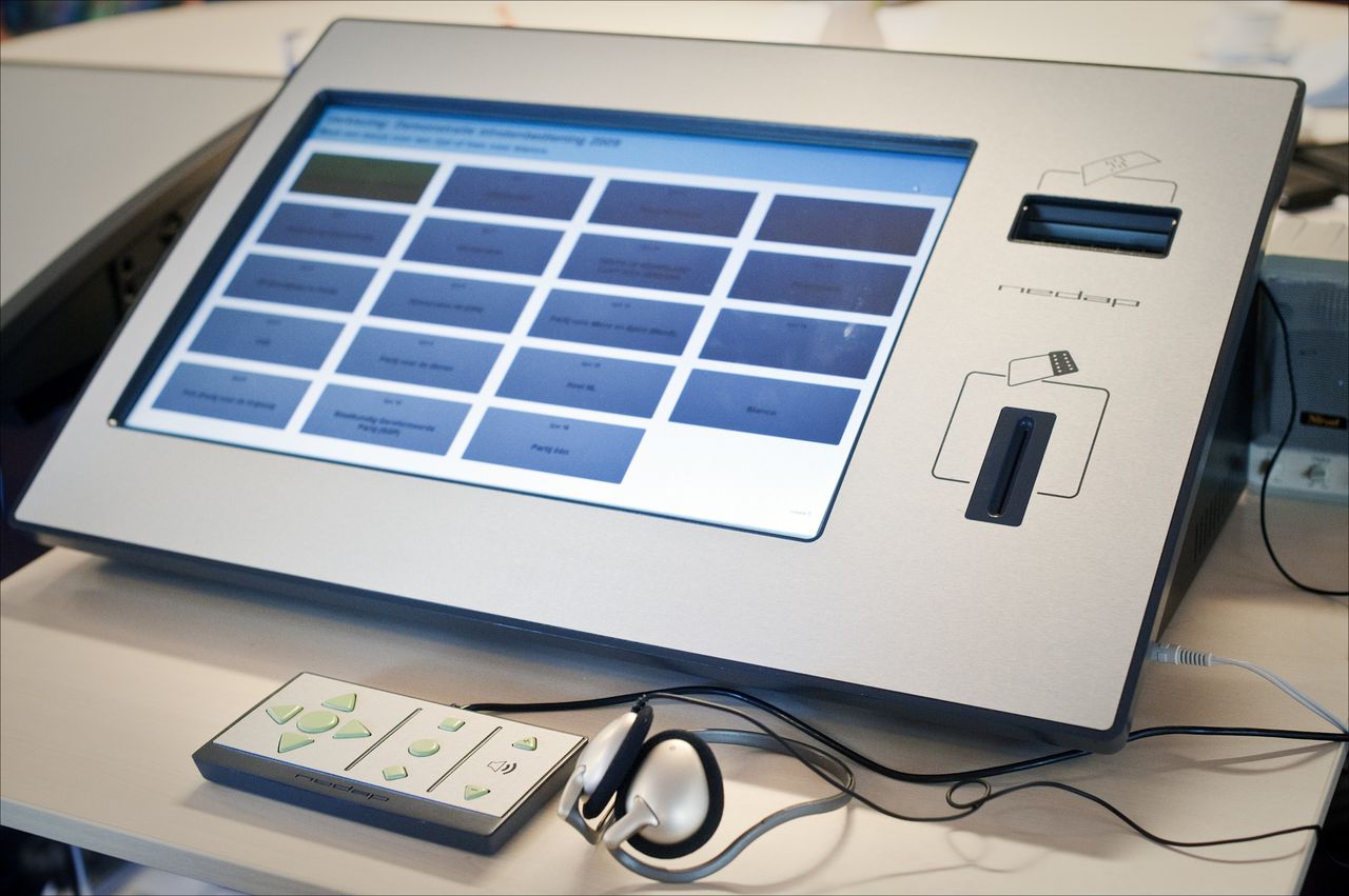 Het bedieningskastje met koptelefoon van een stemcomputer voor blinden en slechtzienden. De gemeente Renkum zette de stemcomputer bij wijze van proef in tijdens de parlementsverkiezingen in 2010.
