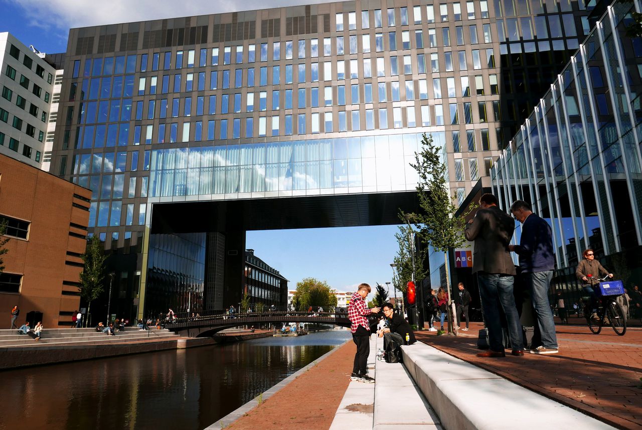 De Universiteit van Amsterdam op het Roeterseiland. Een UvA-hoogleraar heeft ontslag genomen wegens 'grensoverschrijdend gedrag'.
