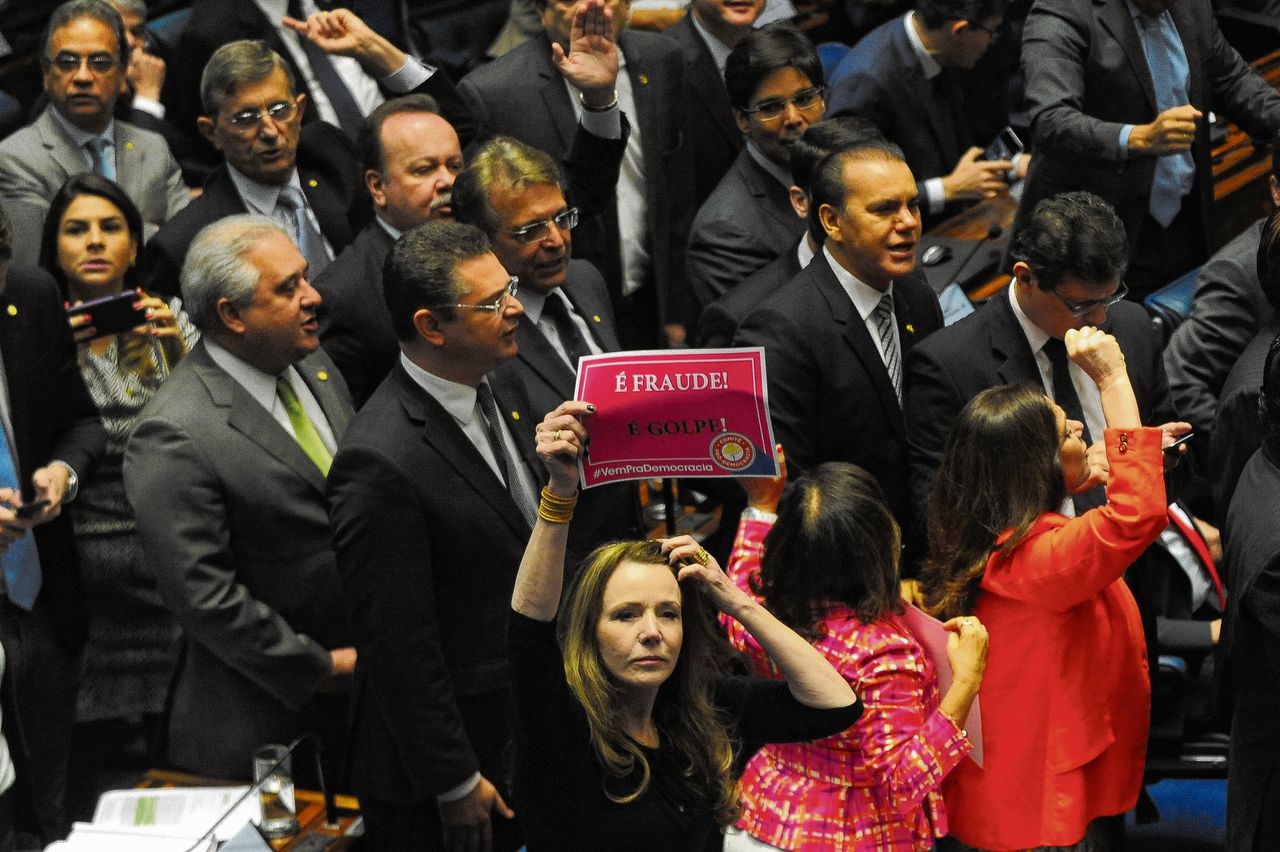 Medestanders van de zojuist afgezette president Rousseff in de Senaat. 'Het is fraude! Het is een slag!'