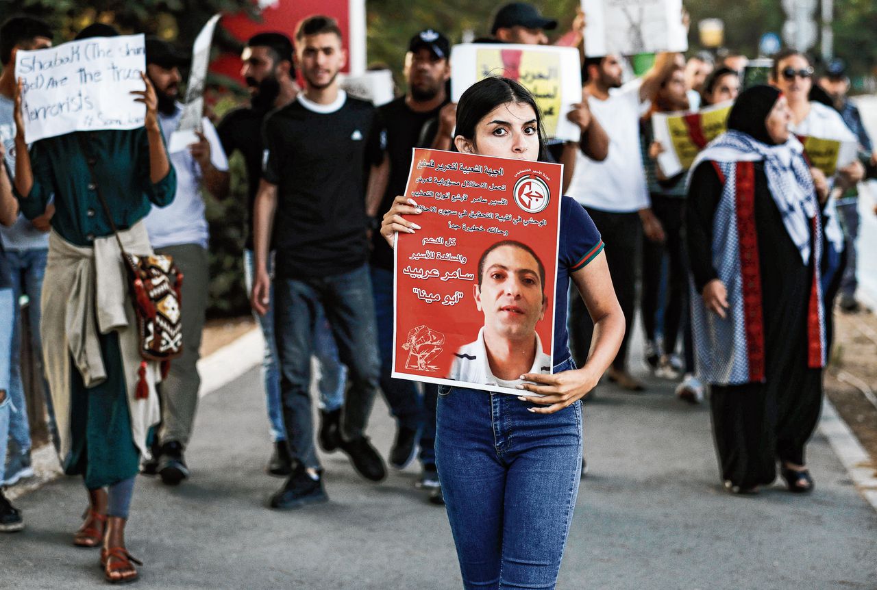 Tijdens een betoging in Jeruzalem in oktober 2019 betuigen Palestijnen steun aan Samir Arbid, die door Israël wordt beschuldigd van een terreuraanslag.