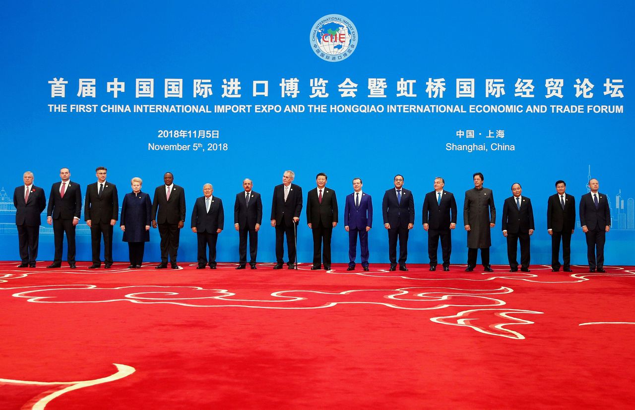 De Russische premier Medvedev (zevende van rechts) was een van de aanwezigen bij de opening van de importbeurs. De meeste Europese landen stuurden geen zware overheidsdelegaties.