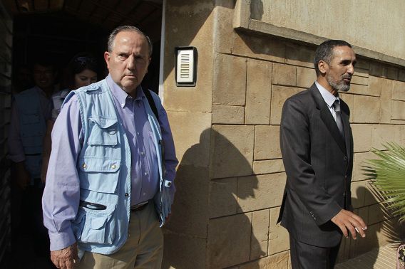 Juan Mendez, Speciale Rapporteur voor marteling van de Verenigde Naties, arriveert bij het kantoor van Justitie en Gerechtigheid. Dat is een islamitische groepering die door de regering is verboden. Mendez had een ontmoeting met hun voormalige gevangenen.