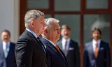 Robert Fico (l), premier van Slowakije, en Viktor Orbán, premier van Hongarije, inspecteren een erewacht tijdens een ontmoeting in Bratislava, april 2025. 
