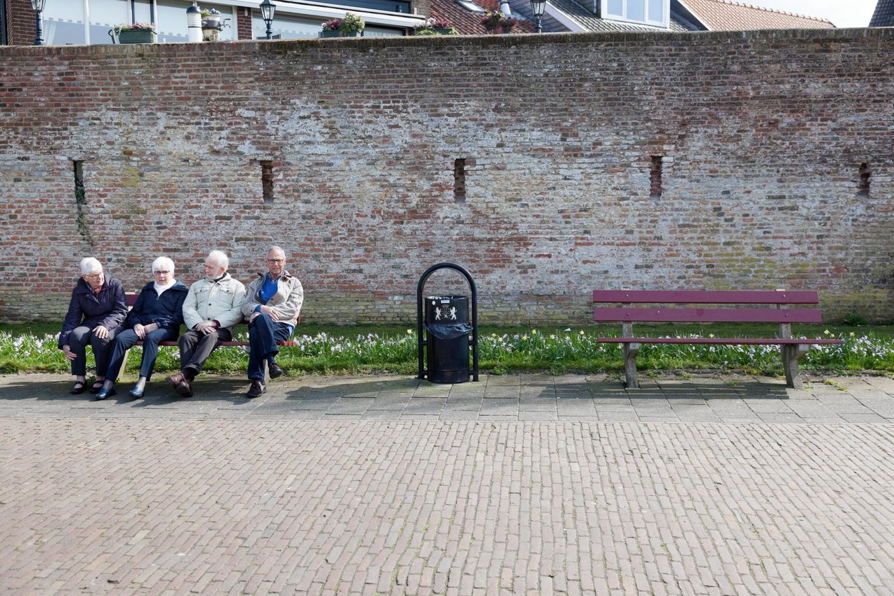 Ouderen net buiten de stadsmuur van Harderwijk. Alle vier de grote pensioenfondsen dreigen hun pensioenen volgend jaar te moeten verlagen.