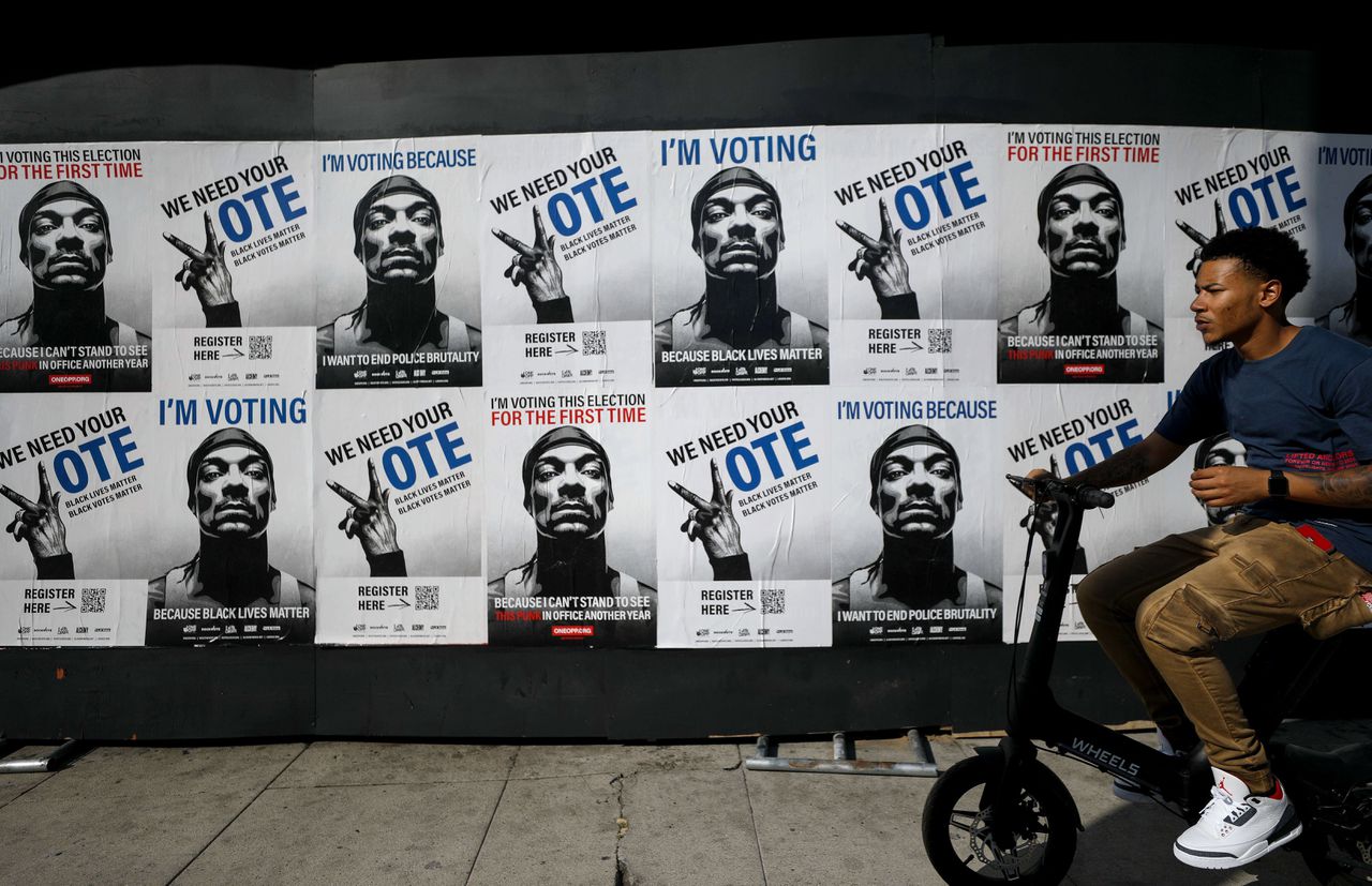 Posters die kunstenaar Shepard Fairey maakte met Snoop Dogg, op Sunset Boulevard in Los Angeles, Californië.