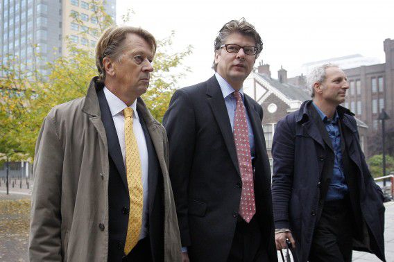 Peter Poot, zijn broer Cees (midden) en hun advocaat Matthijs Kaaks (rechts) komen aan bij de rechtbank voor een zitting in de Chipshol-zaak.
