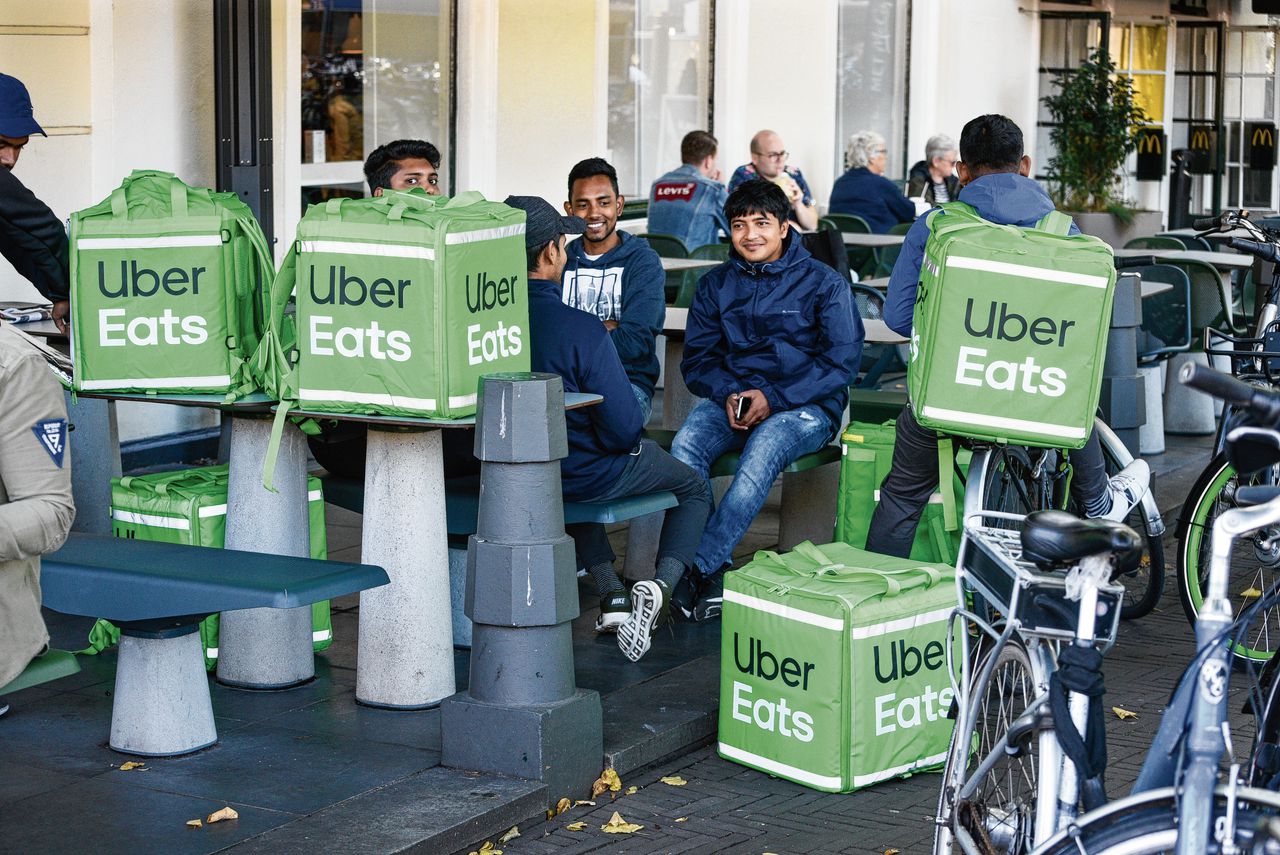 Fietskoeriers van Uber Eats wachten op een bestelling.