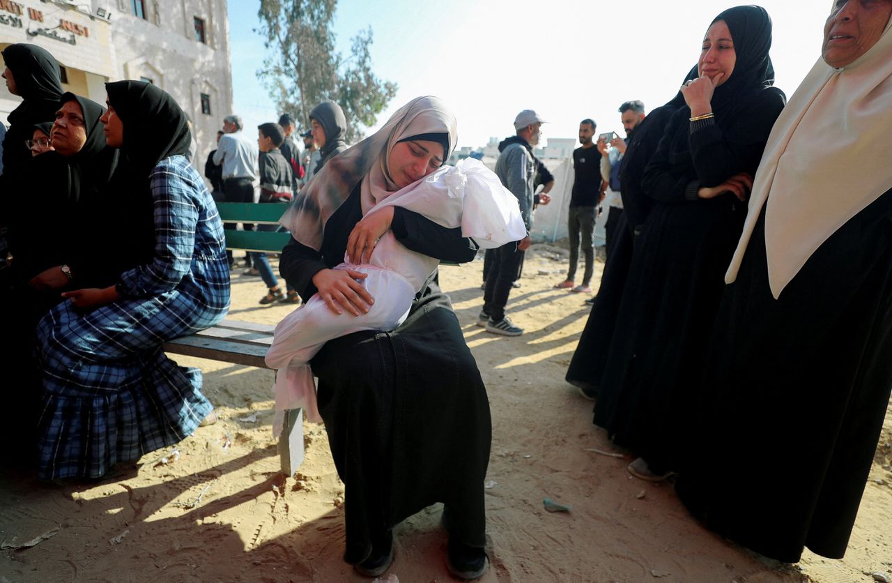 Een Palestijnse vrouw houdt het lichaam vast van een kind, dat is gedood door een Israëlisch bombardement in Noord-Gaza op 28 april. Foto Mahmoud Issa