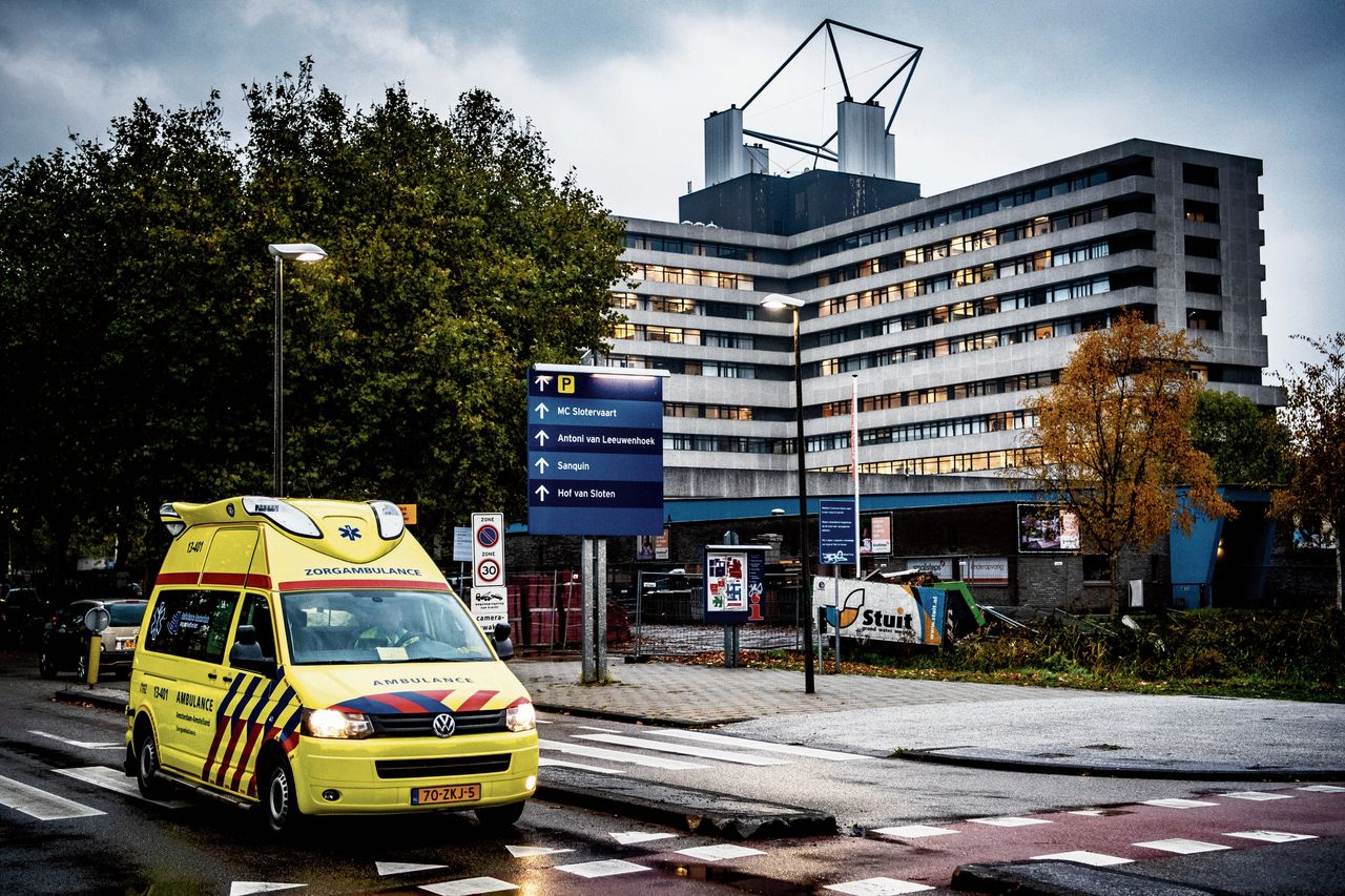 Een ambulance verlaat het MC Slotervaart. Na het faillissement in oktober moest het ziekenhuis 50 patiënten herplaatsen.