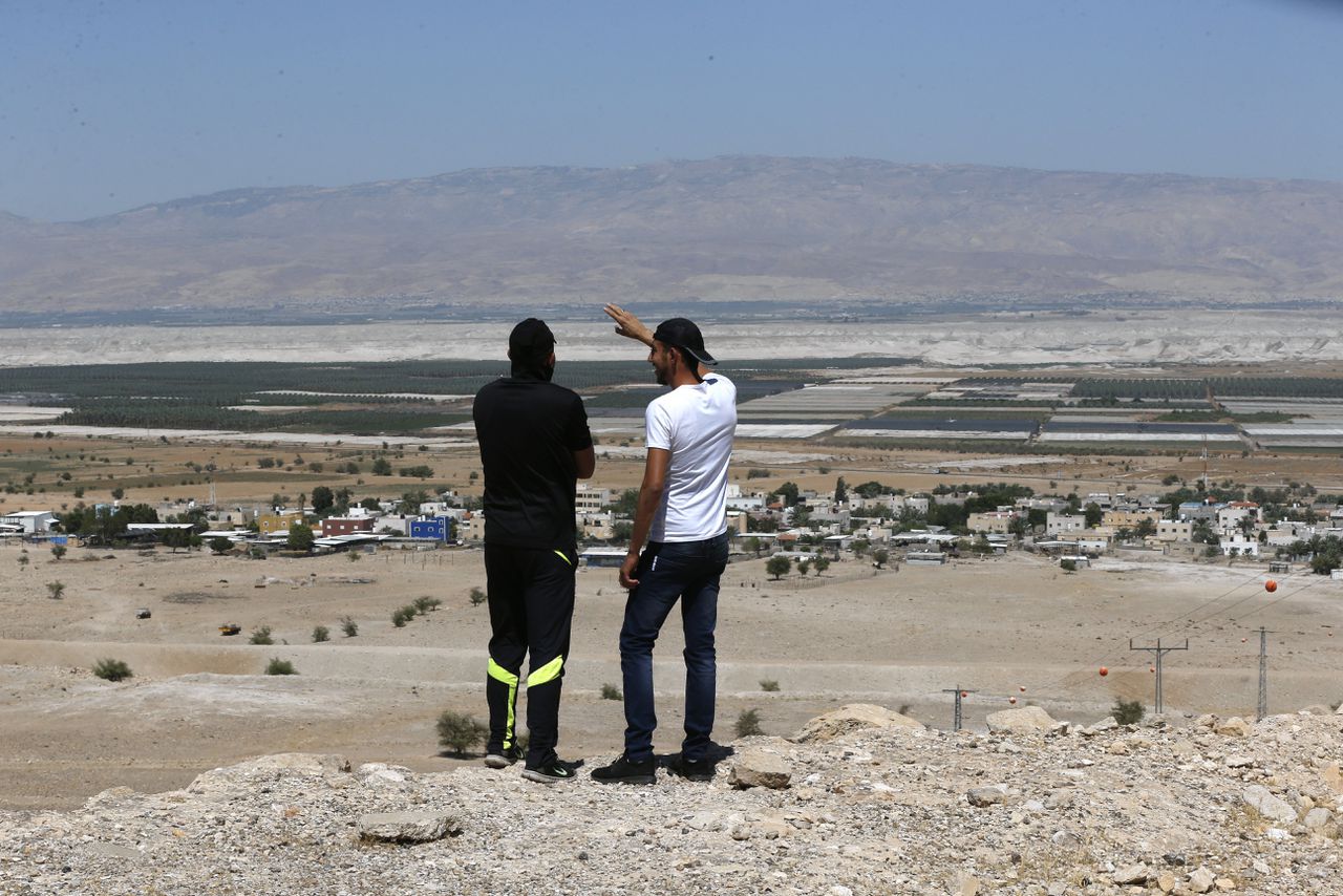 Palestijnen kijken uit over de Jordaanvallei.