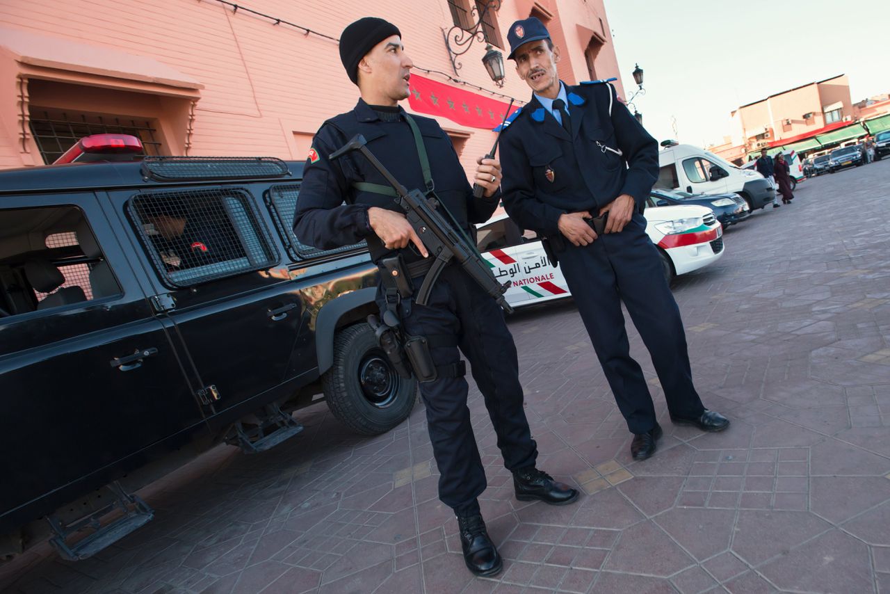 De Marokkaanse politie op het Jemaa El-Fnaa plein in Marrakech.