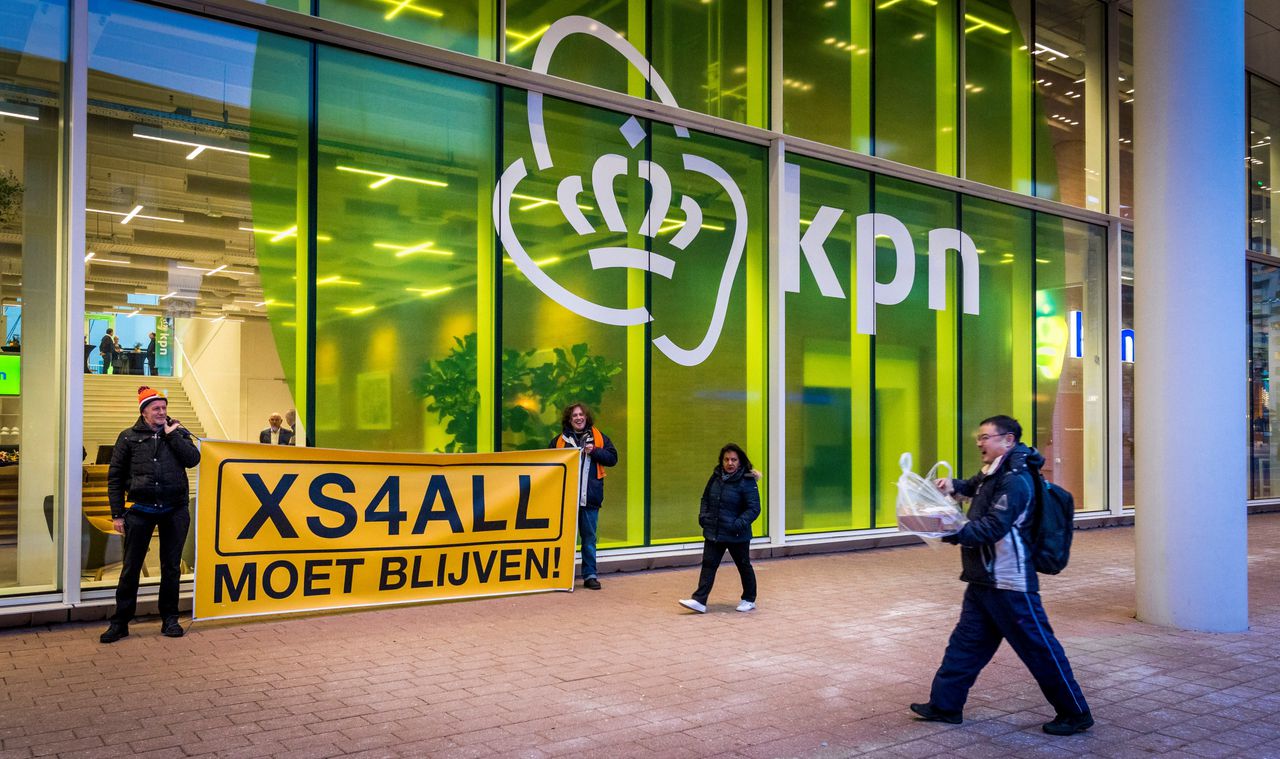 Protest bij het hoofdkantoor van KPN in januari bleef zonder resultaat. De mensen die XS4ALL wilden behouden, zijn nu voor zichzelf begonnen.